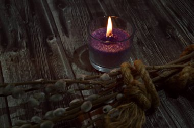 Küçük bir buket söğüt, hasır bir iple bağlı mor bir mumun yanında, bayram Palm Sunday, Paskalya