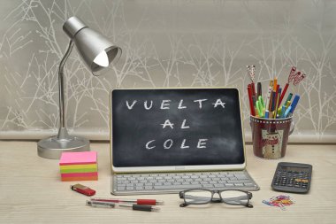 Okula dönmek için masa hazırlandı.