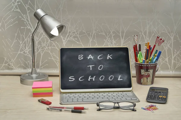 Okula dönmek için masa hazırlandı.