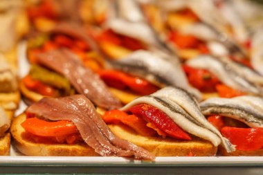 Küçük miktarlarda yiyecek sunumu, tip kapağı, tüketmeye hazır. Balık ürünü.