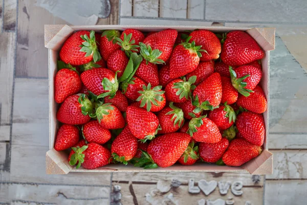 Fresas Color Rojo Intenso Recogidas Una Caja Madera Granjero — Foto de Stock