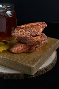 Fransız tostu, tipik tatlı ekmek. Sütlü, kızarmış ve tarçınlı.