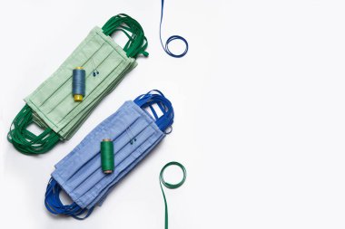 Koronavirüs salgınından korunmak için evde dikilmiş renkli kumaş maskeler. Fotoğraf beyaz arkaplanda izole edildi