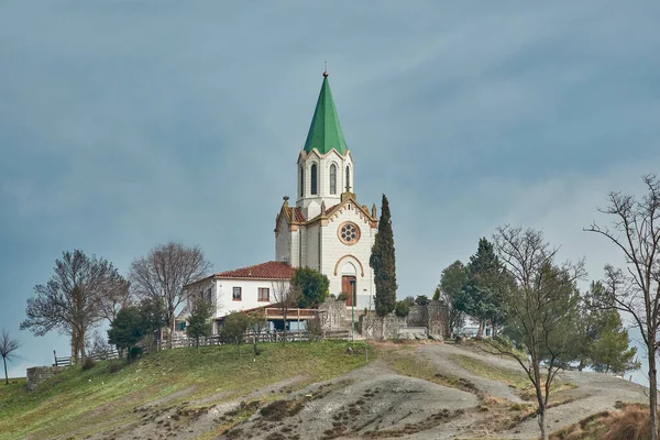 カタルーニャ州マンローの町の山の上に孤立した宗教的な庵 — ストック写真