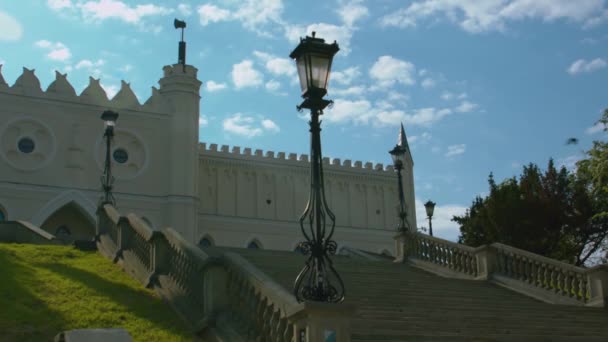 Huvudentrén till den neo-gotiska delen av slottet — Stockvideo