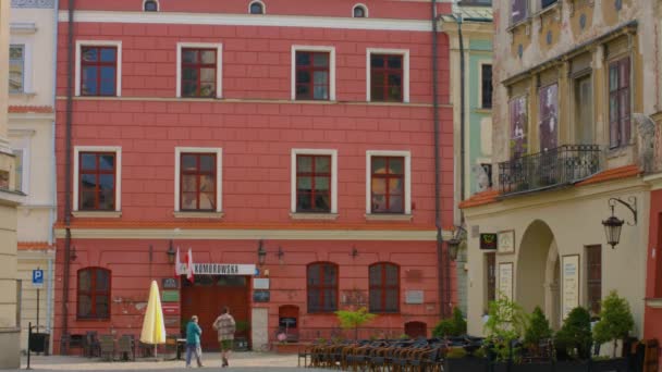 リュブリンポーランド、カラフルな家のファサードを持つ旧市街の通り. — ストック動画
