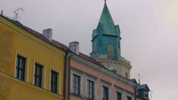 Trynitarska Tower in de oude binnenstad van Lublin, Polen — Stockvideo