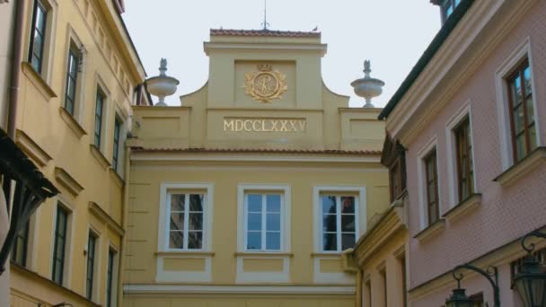 Grodzka Gate in de oude binnenstad van Lublin, Polen - wijd open schot — Stockvideo