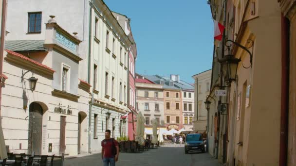 De smalle straatjes van de oude stad Lublin — Stockvideo