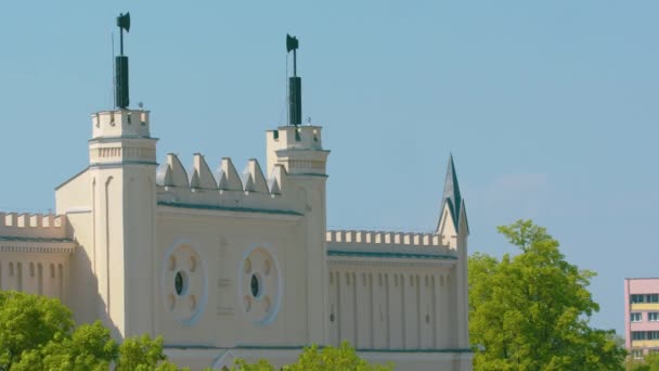 Hoofdtoegangspoort van het neogotische deel van het kasteel van Lublin — Stockvideo