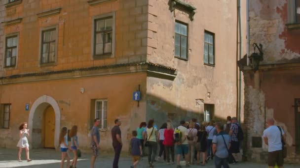 De smalle straatjes van de oude stad Lublin — Stockvideo