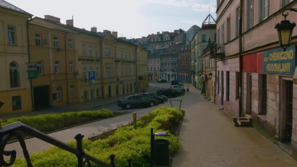 Un primer plano de una calle en frente de viejos edificios de casas rodantes en Lublin, Polonia — Vídeos de Stock
