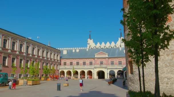 Patio de castillo real en el centro de la ciudad de Lublin. Azul, cultura . — Vídeo de stock