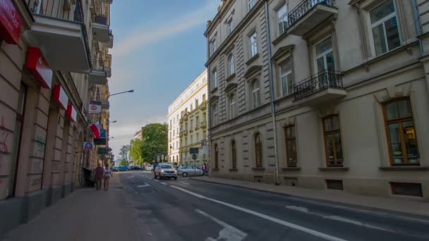 05.28.2019 - Lublin, Polônia: Um ônibus subindo uma rua da cidade — Vídeo de Stock