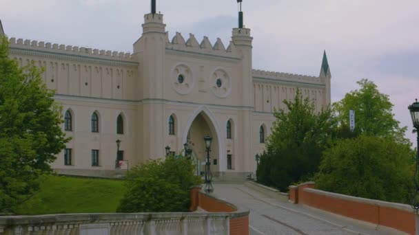 Main Entrance Gate of the Neo-gothic Part of Lublin Castle — Stock Video