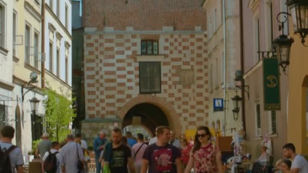 De smalle straatjes van de oude stad Lublin — Stockvideo
