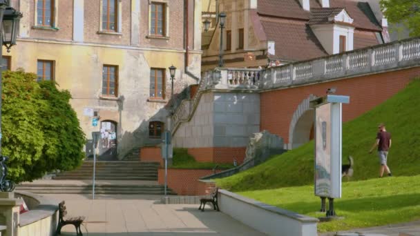 City gate and bridge the old city centre of Lublin. — Stock video