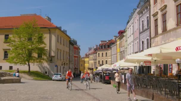 Po Farze Square - ett torg i gamla stan i Lublin — Stockvideo