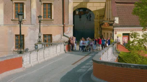 Гродзкие ворота в Старом городе Люблина, Польша - широкая стрельба — стоковое видео