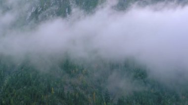 Sis ve bulut içinde yüksek dağ sıraları