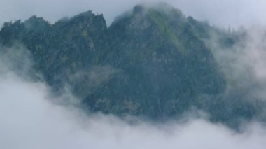 Sis ve bulut içinde yüksek dağ sıraları