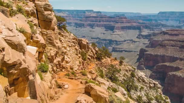 Un cañón con una montaña en el fondo — Vídeo de stock