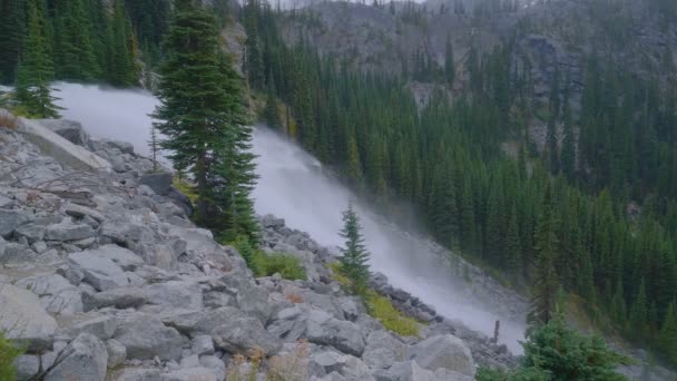 Sommer Blick auf schönen Wasserfall — Stockvideo