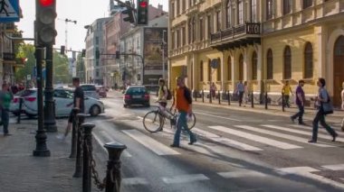 Yoldan geçen yayalar, aktif şehir hayatı