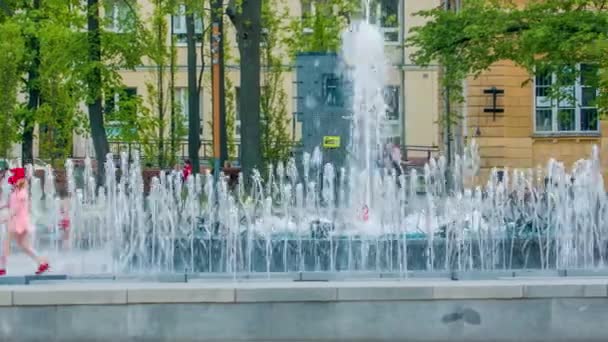 Fonte na praça lituana em Lublin, Polônia — Vídeo de Stock