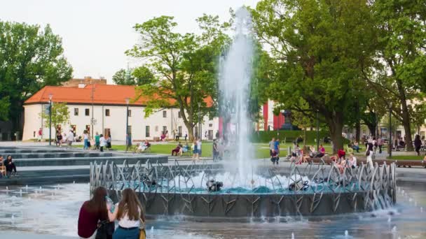 Fontana nella piazza lituana di Lublino, Polonia — Video Stock