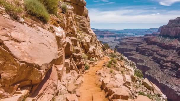 Un canyon avec une montagne en arrière-plan — Video