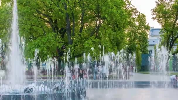 Fuente en la plaza de Lituania en Lublin, Polonia — Vídeo de stock