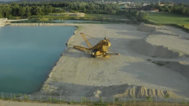 采石场抽吸挖掘机长隆隆的空气 — 图库视频影像