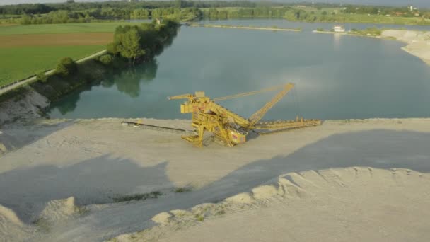 Aérien de la longue flèche d'une excavatrice aspirante dans une carrière de sable  
