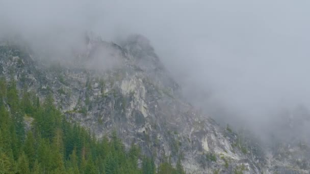 Felhős alpesi kilátás hegyi szilhoette töredékek a köd és a felhők. — Stock videók
