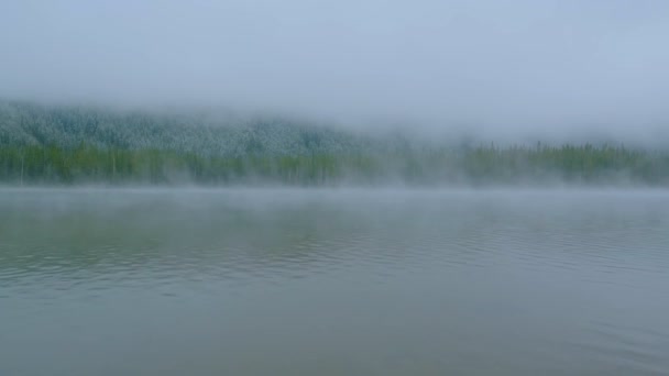 산을 굽어 보는 고산 지대의 모습 과 산의 윤곽 이 안개와 구름을 뚫고 있는 모습. — 비디오