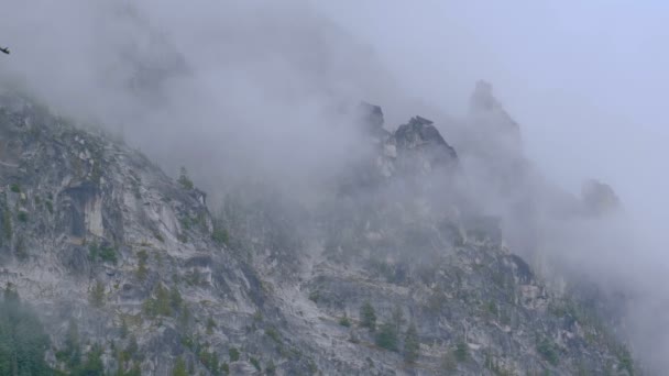 Felhős alpesi kilátás hegyi szilhoette töredékek a köd és a felhők. — Stock videók