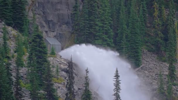 Зеленый горный хребет с водопадом весной или летом . — стоковое видео