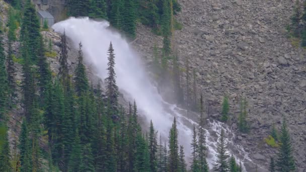 Зеленый горный хребет с водопадом весной или летом . — стоковое видео