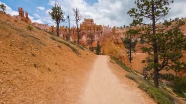 Bryce Kanyonu 'nda yürüyüş yolu. 
