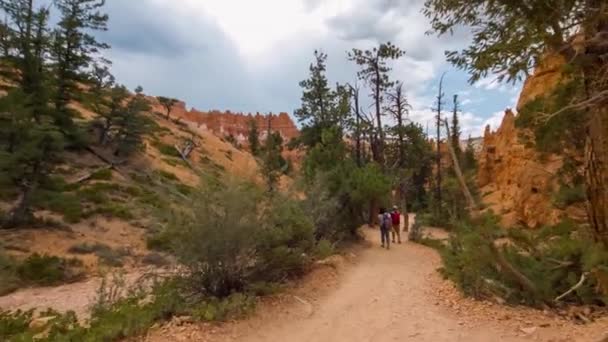 Trilha a pé em Bryce Canyon . — Vídeo de Stock