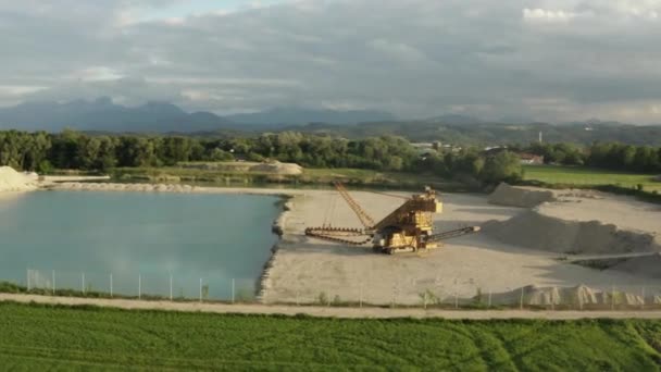 Schaufelradbagger auf der sandigen Baugrube stehen geblieben — Stockvideo