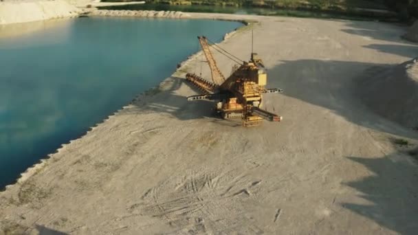 Fermato Bucket Wheel Excavator seduto sul sito di scavo sabbioso — Video Stock