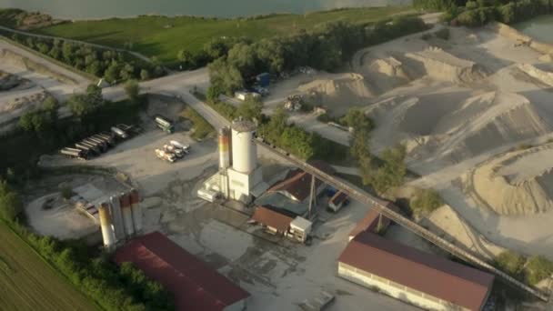 Letecký pohled na pískoviště vyrábějící pískové materiály pro stavebnictví. — Stock video