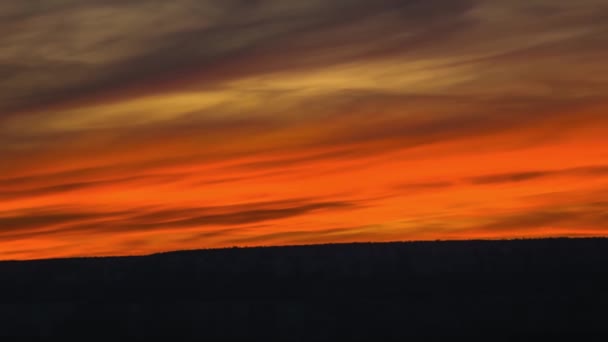 Ciel rouge dans le désert de Nevada au coucher du soleil 