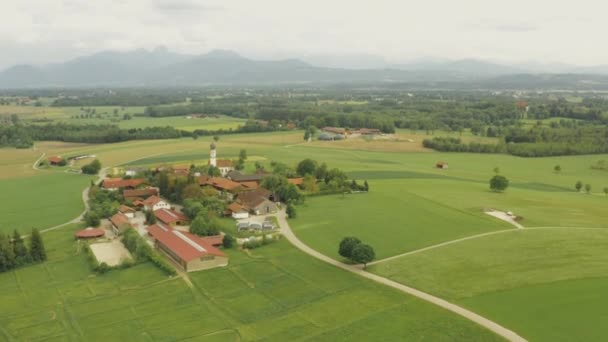 Πετώντας πάνω από τις πράσινες γεωργικές εκτάσεις της υπαίθρου Bruckmuehl στη Γερμανία — Αρχείο Βίντεο