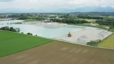  Bruckmuehl, Almanya 'da bir göl kıyısında maden ocağı üzerinde uçarken 
