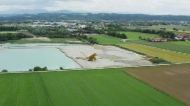  Bruckmuehl, Almanya 'da bir göl kıyısında maden ocağı üzerinde uçarken 