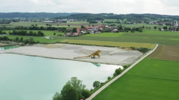 Vliegen over een meer bij de bovengrondse mijn in Bruckmuehl, Duitsland — Stockvideo