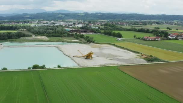 Voando sobre um lago perto da mina de superfície em Bruckmuehl, Alemanha — Vídeo de Stock